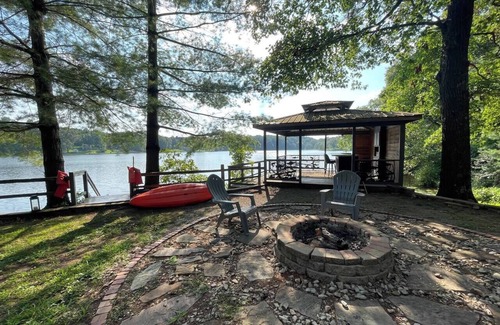 Brookport House | Lakefront Cabin with Hot Tub!