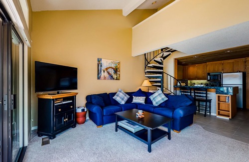 Chelan Condo | Lakefront Condo + Loft w/Private Buoy, Shared Pool & Hot Tub and High-Speed WiFi