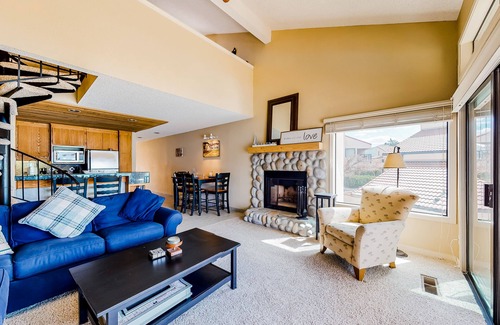 Chelan Condo | Lakefront Condo + Loft w/Private Buoy, Shared Pool & Hot Tub and High-Speed WiFi