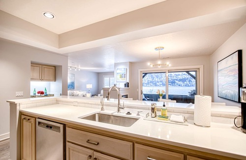 Coeur d'Alene Condo | Lakefront condo with mountain views, pool, balcony, grill, fireplace, streaming