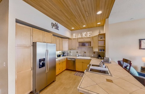 Chelan Condo | Lakefront Condo with Shared Pools, Hot Tub, Dock, Beach Access