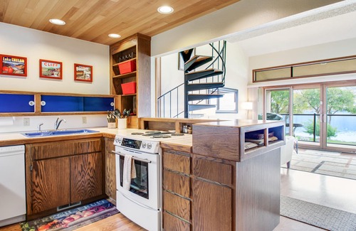 Chelan Condo | Lakefront Condo with Shared Dock, Pool, Hot Tub & Tennis