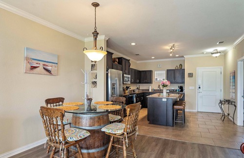 Eureka Condo | Lakefront Corsicana Condo: Pool & Private Balcony!