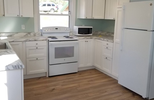 Frankfort Cottage | Lakefront Cottage #3, AC, Newly Remodeled, 4 SUPs, 8 Kayaks, Rowboats