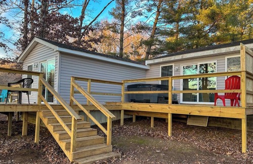 Brookport House | Lakefront Cottage with Hot Tub & Views!