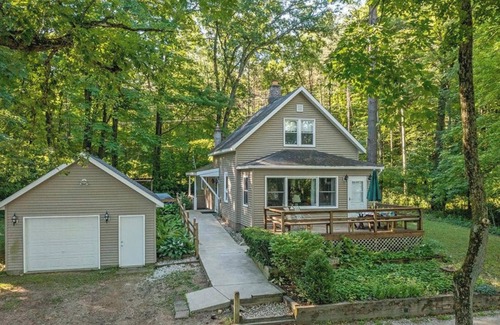 Newaygo Cottage | Lakefront Emerald Cove Cottage-3 bd, 2 ba -Sleeps 10