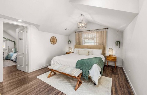 Flowery Branch Other | Lakefront, Farm Animals, Swim, Kayaks, Sauna, Gym