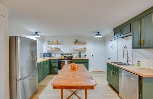 Berryville Cabin | Lakefront Frankston Cabin w/Dock & Fire Pit!