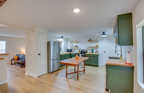 Berryville Cabin | Lakefront Frankston Cabin w/Dock & Fire Pit!