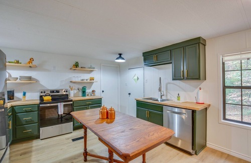 Berryville Cabin | Lakefront Frankston Cabin w/Dock & Fire Pit!