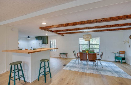 Berryville Cabin | Lakefront Frankston Cabin w/Dock & Fire Pit!