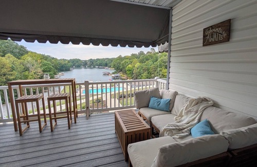 North Shore Condo | Lakefront Hideaway - Scenic Fall Stay with Complimentary Kayaks