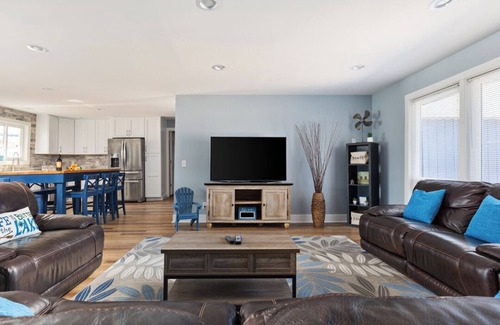 Cassopolis House | Lakefront Home on Diamond Bay | Beach | Fun