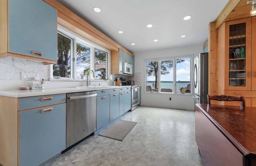 Higgins Lake House | LAKEFRONT HOME w BEACH @ HIGGINS LAKE!