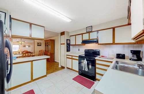 Leesburg House | Lakefront home with al fresco dining, dock, office, expansive interior, & W/D