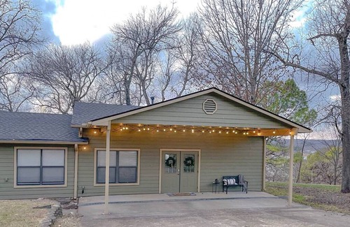 Hulbert House | Lakefront home with foosball, ping pong & 65" TV!