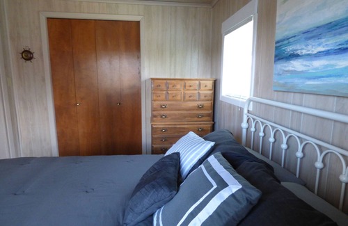 Otis House | Lakefront Home with Panoramic View: Devils Lake, Oregon