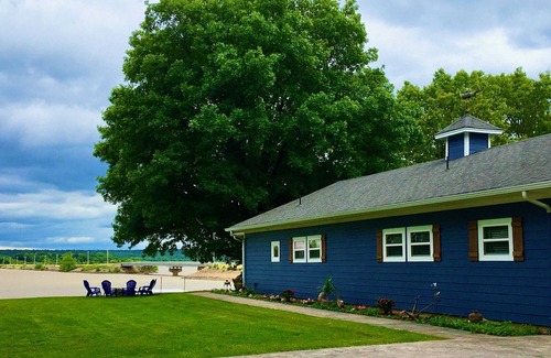 Longtown House | LAKEFRONT JEWEL with Private Dock