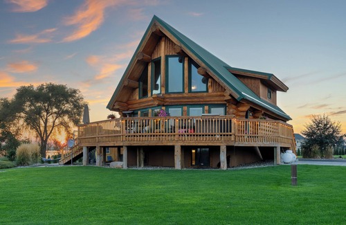 Cascade Valley Cabin | Lakefront Log Cabin, HotTub, Kayaks, SUPs, Private Boat Launch & Dock