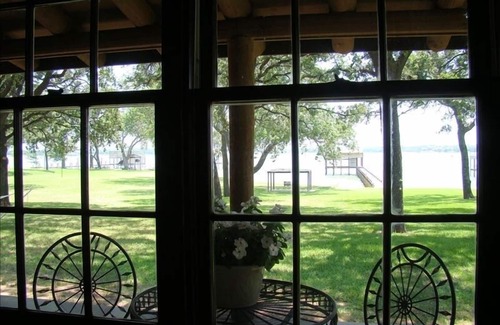 Azle House | Lakefront Log Home on 1.5 Gated Acres W/130 Sixty Foot Oaks!