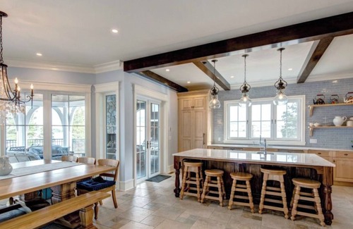 Kamloops House | Lakefront luxury house in BC interior - 5 king beds with ensuites - sleeps 25!