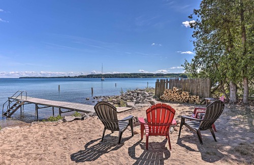 Suttons Bay Cottage | Lakefront 'Manitou Cottage' < 1 Mi to Downtown!