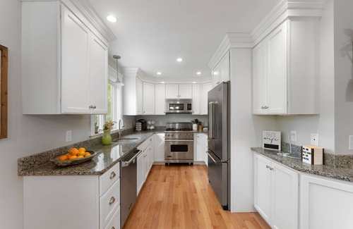 South Kingstown House | LAKEFRONT OASIS