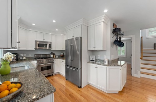 South Kingstown House | LAKEFRONT OASIS