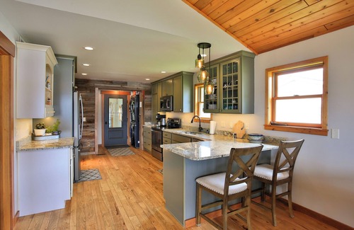 Cedar Cottage | Lakefront on beautiful Lake LeelanaunPet friendly/Dock/4 bedroms