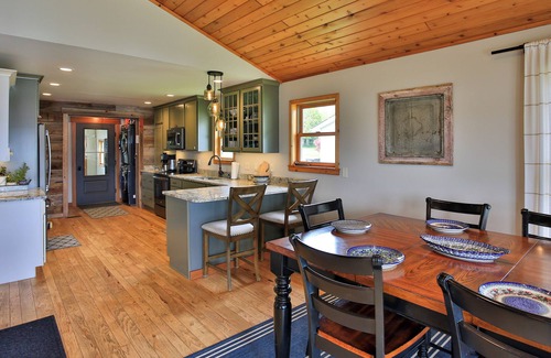 Cedar Cottage | Lakefront on beautiful Lake LeelanaunPet friendly/Dock/4 bedroms