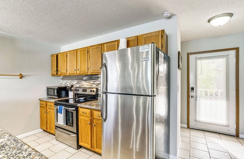 Osage Beach Condo | Lakefront Osage Beach Condo w/Balcony & Pool