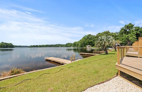 Hartsville Condo | Lakefront Paradise!