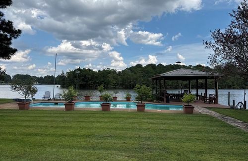 Flowood House | Lakefront Paradise with pool , 3bd 3Ba, Amazing views