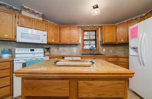 Cotton Gin House | Lakefront Property with a pool & hot tub!