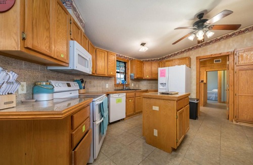 Cotton Gin House | Lakefront Property with a pool & hot tub!