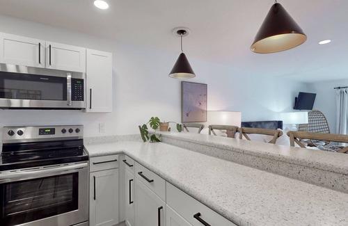Dundee Apartment | Lakefront retreat at out stylish studio apartments!