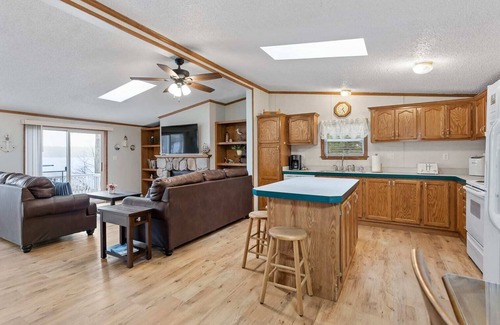 Pullman House | Lakefront Retreat in a Serene Country Setting