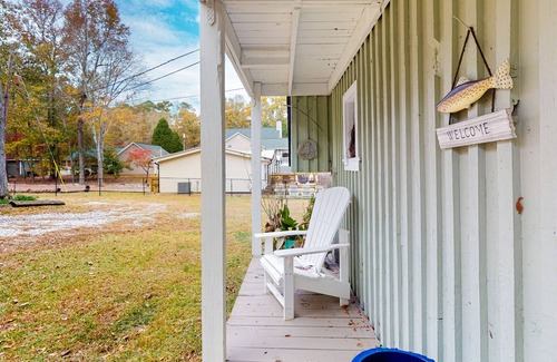 Eatonton Cabin | Lakefront retreat with kayaks, grill, games, open interior, & W/D - dog-friendly