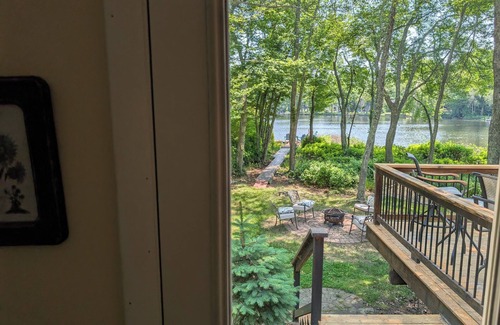 South Kingstown House | Lakefront- Rhode Island; Indian Lake, Wakefield : 223 Indian Trail S.