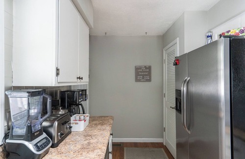 Cicero House | Lakefront Sleeps 15, <20 min from Grand Park & Ruoff Music Center
