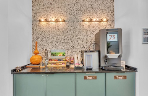 Detroit - Shoreway Apartment | Lakefront Stay Near Beach + Pool