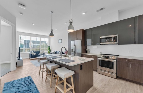 Detroit - Shoreway Apartment | Lakefront Stay Near Beach + Pool