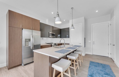 Detroit - Shoreway Apartment | Lakefront Stay Near Beach + Pool