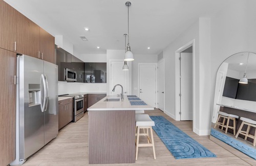 Detroit - Shoreway Apartment | Lakefront Stay Near Beach + Pool