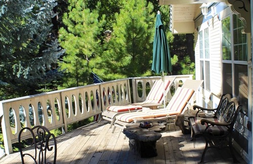 Peninsula Village House | LAKEFRONT Victorian on Lake Almanor 🌞 PRIVATE DOCK