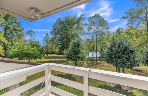 Orange House | Lakefront Villa on Lake Orange VAnThe first floorspace is blocked for cleaning n