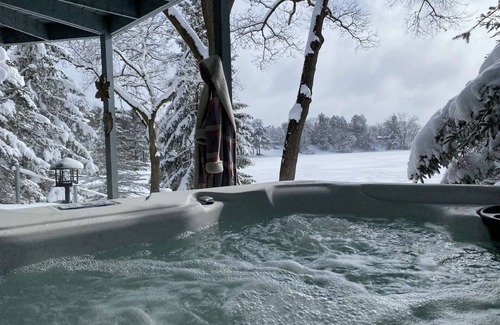 Montello House | Lakehouse Paradise w/Hot Tub Near Cascade Mountain