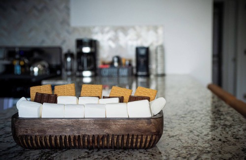 Alpena House | LakeLife, 4Q Bed, Wooded/Private, Kayaks, SpaShower, Luxe, Firepit, 2ndStoryDeck
