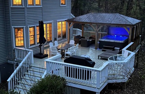 Coloma House | LakePath Beach House - walk to beach, hot tub, pets