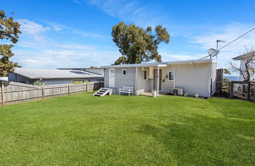 Metung House | Lakescapes Cottage - Relax & enjoy 180 degrees, uninterrupted water views